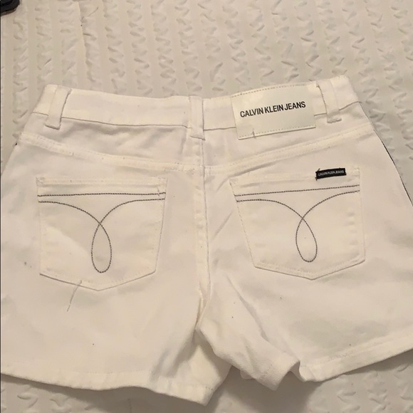 A white pair of shorts from Calvin Klein - Picture 2 of 3